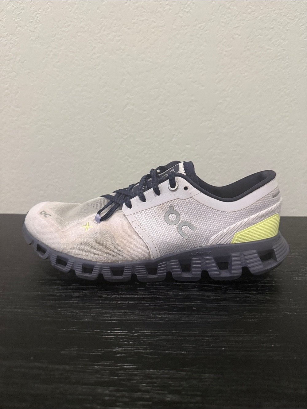 Women’s Size 7.5 On Cloud Running Shoe in Light Gray Navy and Neon Yellow Accent